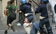 三亿体育体育视频-包含罗马发生大规模游行示威，示威者抗议政府提高税收的词条