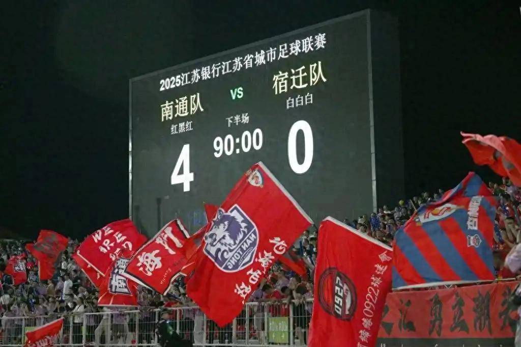 紧张足球比赛中球队士气高昂，取得胜利的简单介绍