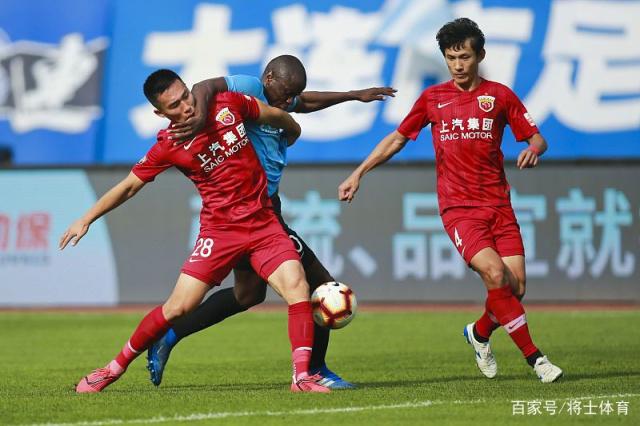 关于上海上港客场大胜大连一方，继续保持榜首的信息