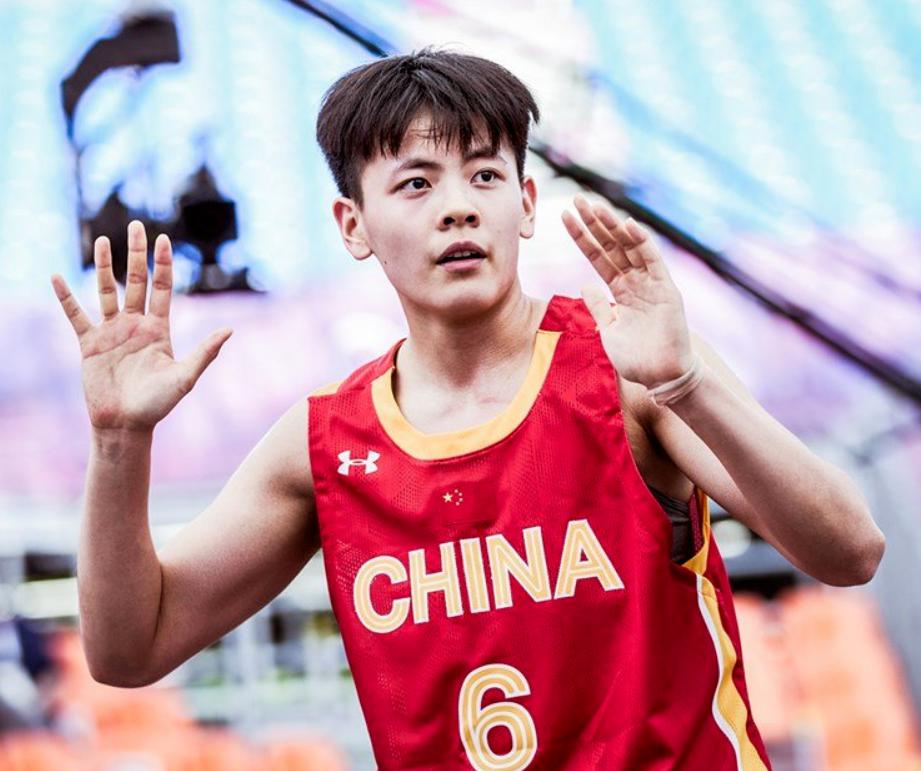 包含体育节目播出篮球特辑球星风采尽显的词条