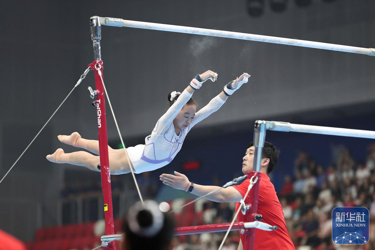 体操赛场精彩纷呈，震撼表演引发观众掌声雷动的简单介绍