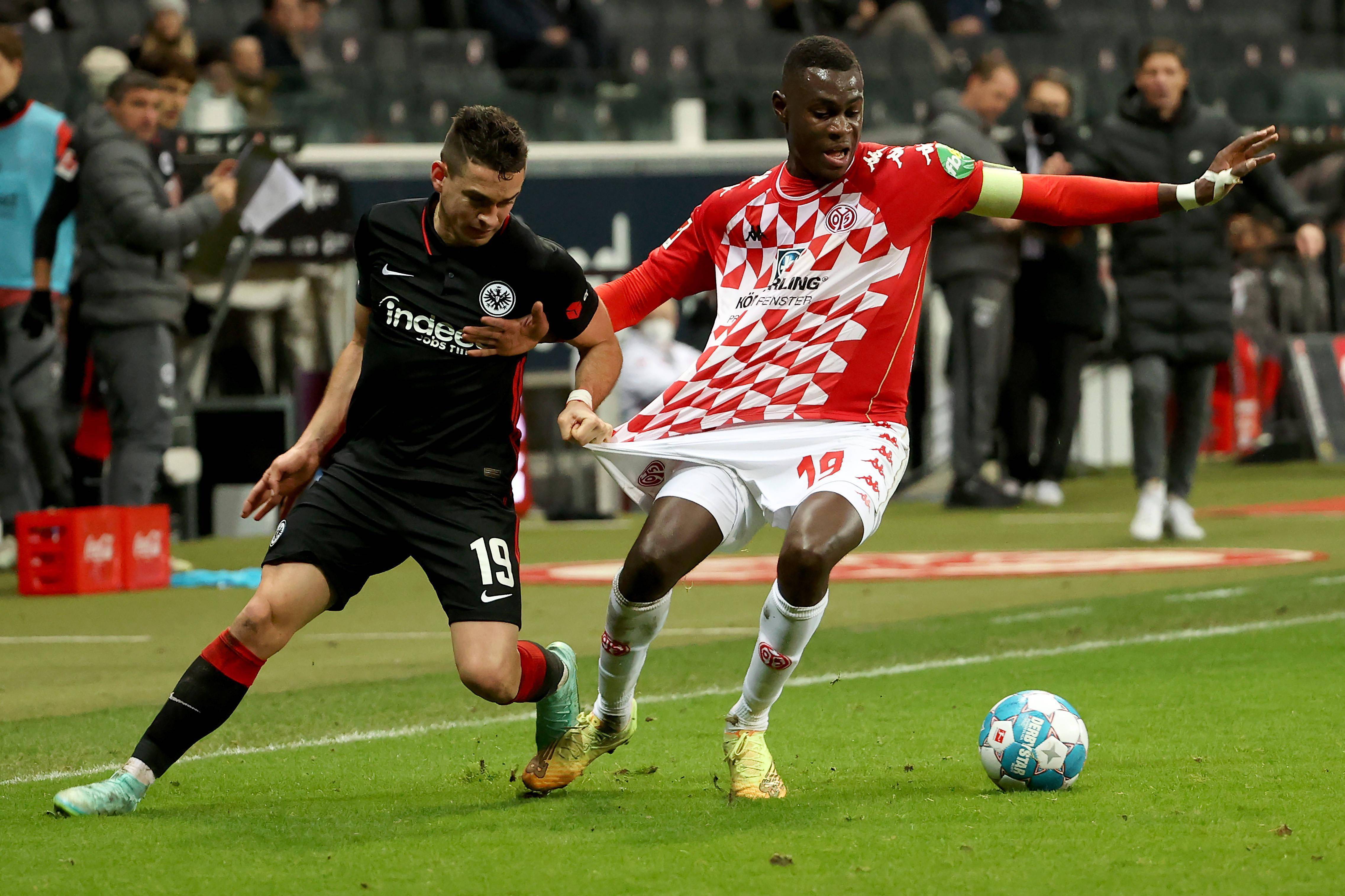 法兰克福赢得关键比赛，提升排名