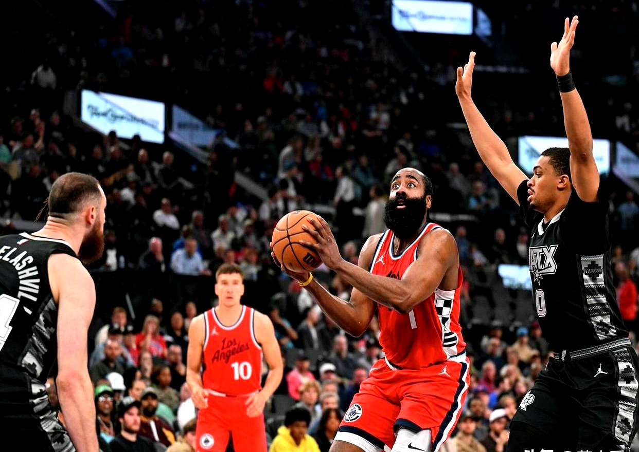 快船大胜雄鹿领先西部