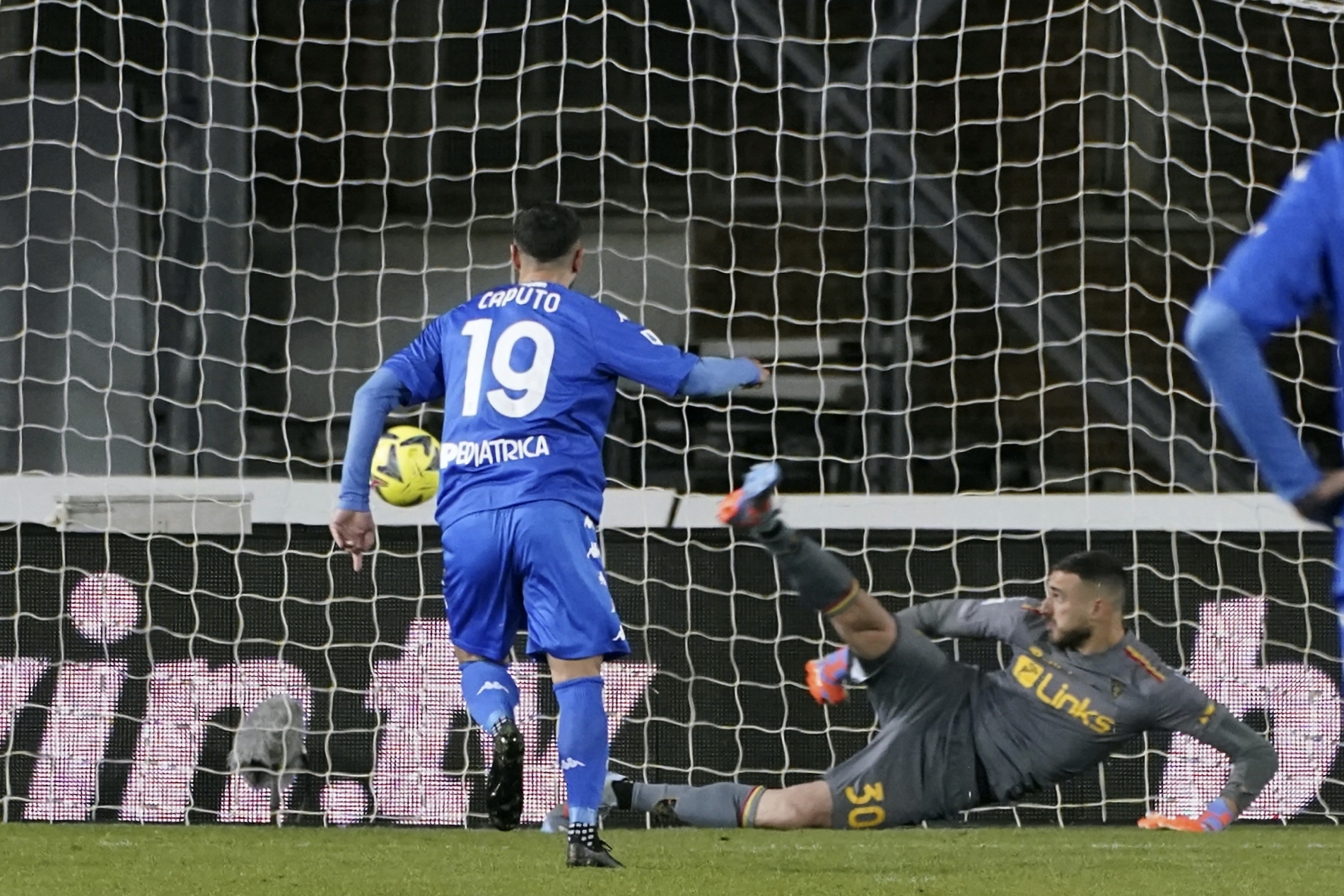 意甲球员贡献精彩绝伦进球，赢得掌声