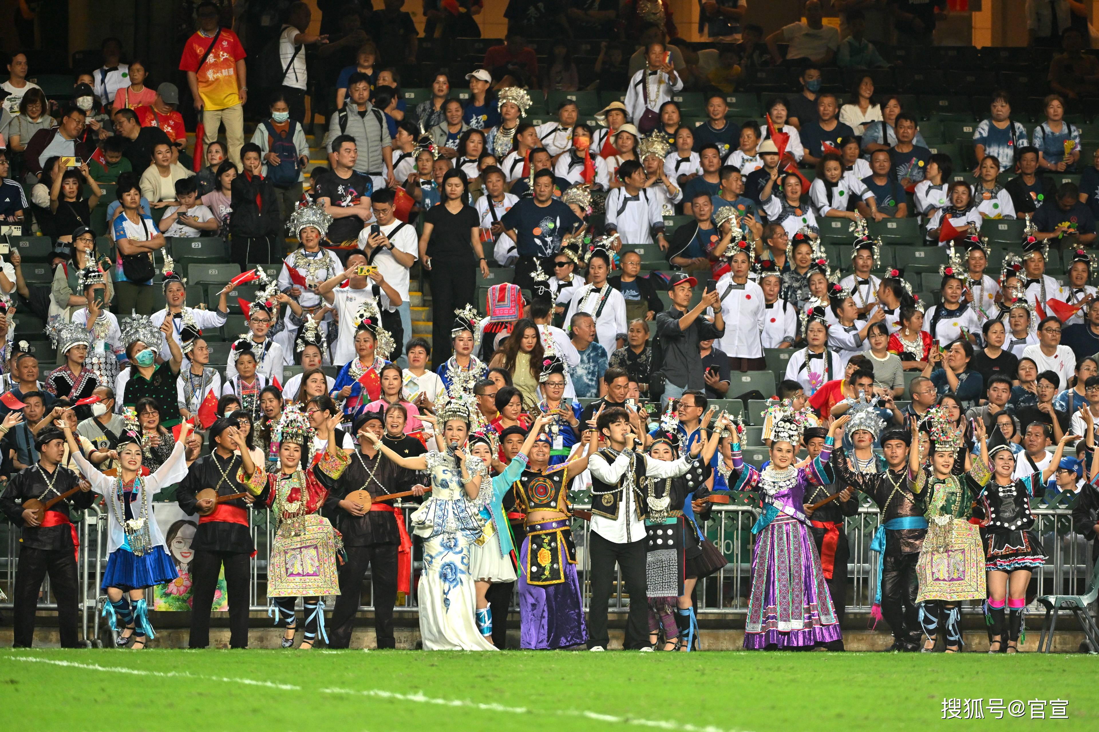 体育赛场精彩纷呈：观众热情高涨