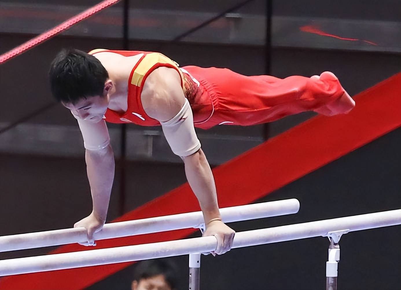 中国体操选手努力备战团体项目